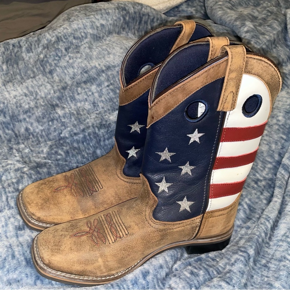 Size 8.5 American flag boots.